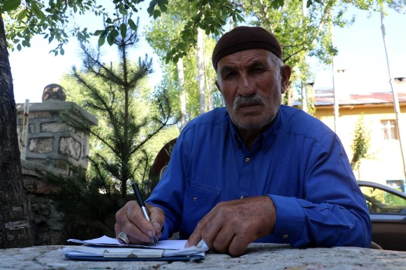 İlkokul mezunu, aklına takılan her şeye şiir yazıyor
