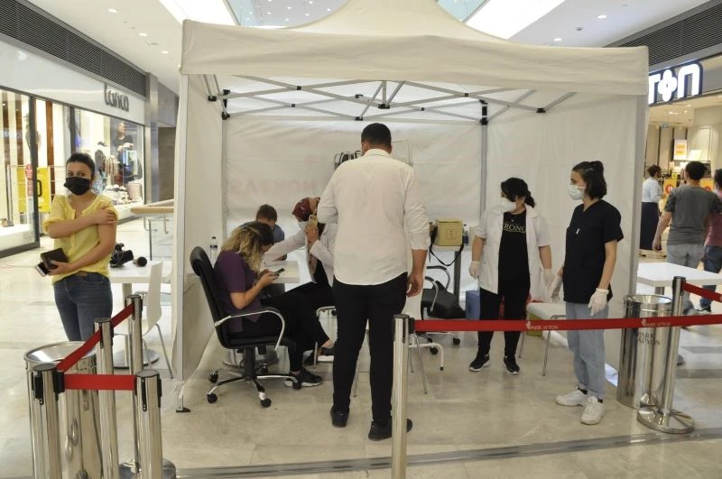 AVM’ye gelen müşteriler hem alışveriş yaptı hem de aşılarını oldu
