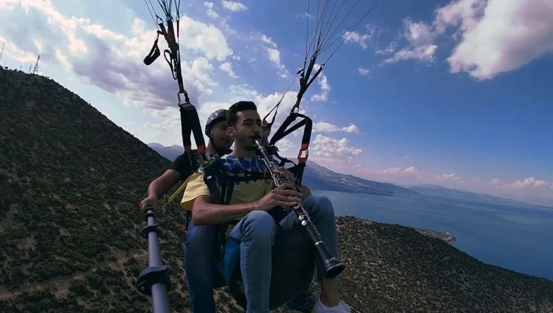 (ÖZEL) Eğirdir Gölü’ndeki su kaybına dikkat çekmek için gökyüzünde klarnet çaldı
