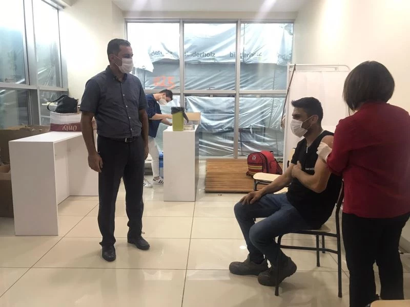 İlçede kurulan aşı çadırına yoğun ilgi
