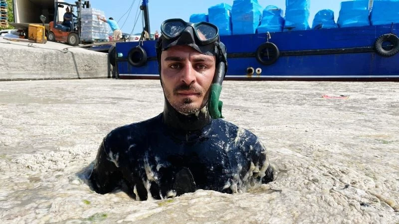 (ÖZEL) Antalyalı ünlü fenomen Marmara’da müsilaja daldı, denizin üstü ve altı içleri acıttı
