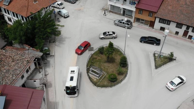 Kavşak ortasında kaldı, görenler şaşkınlık yaşıyor
