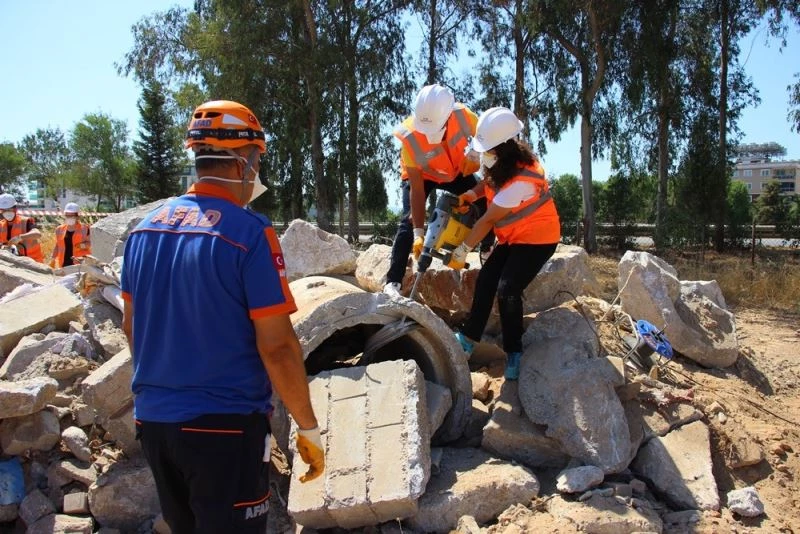 AFAD gönüllüleri aldıkları eğitimlerle uzmanlaşıyorlar

