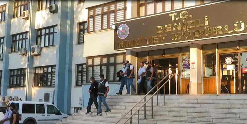 95 kişiyi mağdur eden tefecilerin evinden 2 milyonluk çek ve senet çıktı
