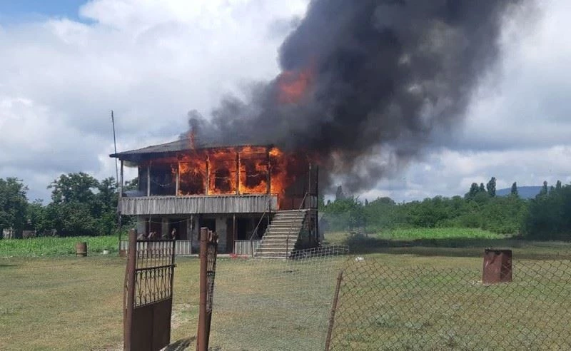 Gürcistan’da tecavüzle suçlanan baba ve oğlunun evi ateşe verildi

