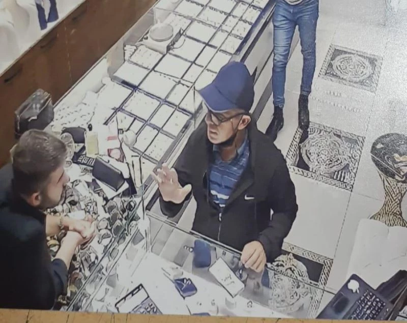 Küçükçekmece’de, kuyumcuda döviz alma bahanesiyle 800 bin liralık dolandırıcılık kamerada
