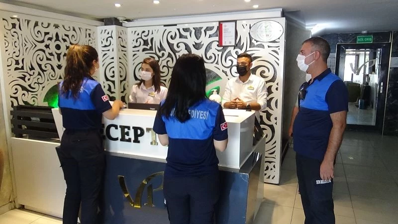 Sur zabıtası yaka kameralarıyla otellerde denetim yaptı
