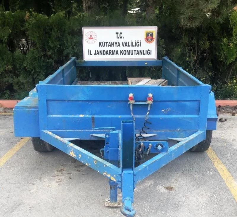 Kütahya’da iki yıl önce çalınan römorku jandarma buldu
