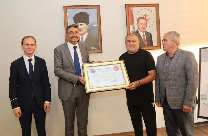 Işık ve Özer’e fahri hemşehrilik beratı
