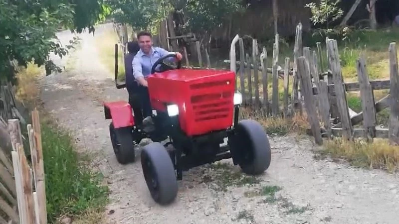 Görüp hayal etti, kendi traktörünü yaptı
