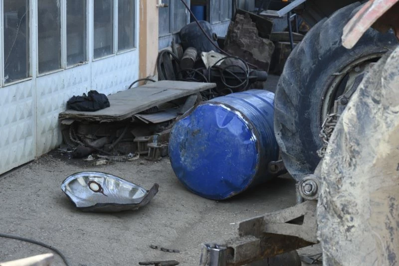 İçerisinde basınç oluşan varil patladı: 3 yaralı
