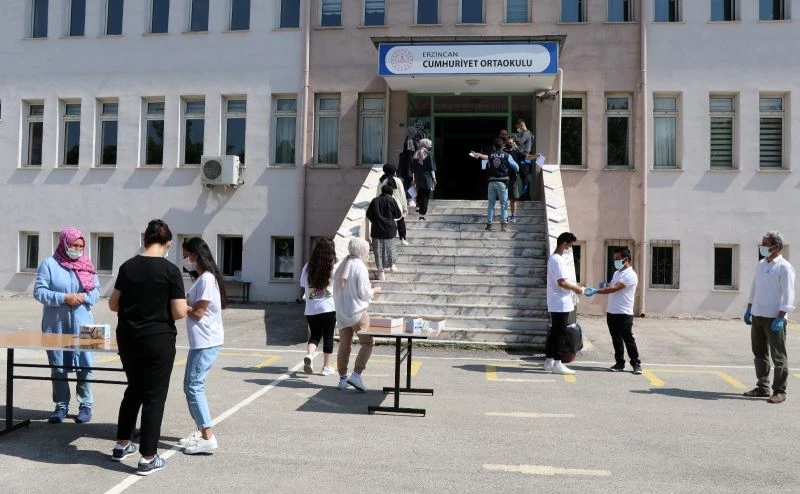 4 dakika geç kaldığı için sınava alınmayınca eğitim sistemini suçladı
