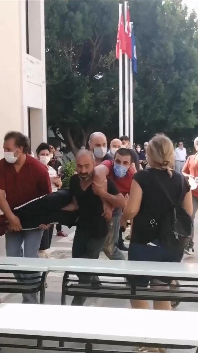 YKS’ye girecek engelli genci kucaklarında koşarak sınava yetiştirdiler
