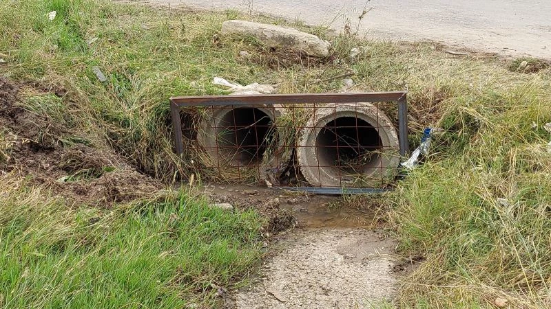 2 çocuğa mezar oldu sadece demir mazgalla kapattılar
