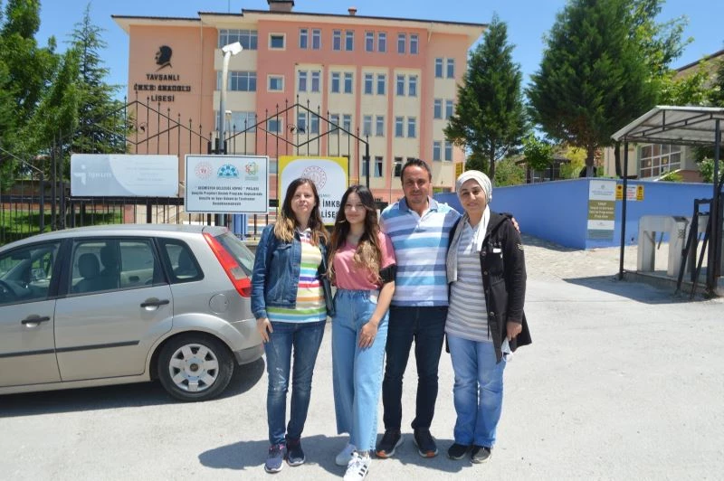Annesi, babası ve halası ile aynı okulda sınava girdi
