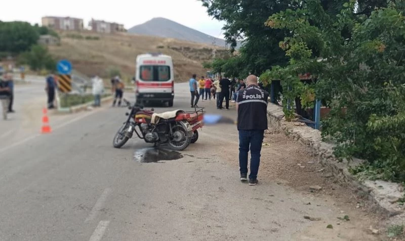 Freni tutmayan motosiklet bahçe duvarına çarptı: 1 ölü, 2 yaralı
