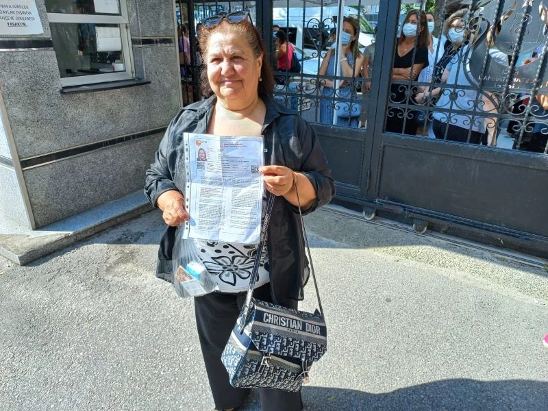 (Özel) 70 yaşındaki Yeter teyze, torunlarıyla birlikte üniversite sınavına girdi
