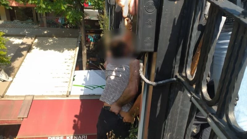 (Özel) 20 metrelik köprüden atlamak üzereyken son ânda kurtarıldı
