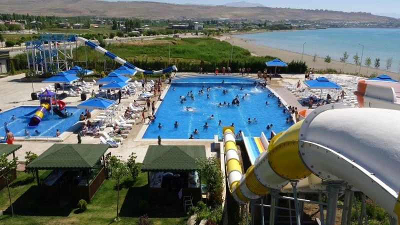 Van Gölü kıyıları Ege’yi aratmıyor
