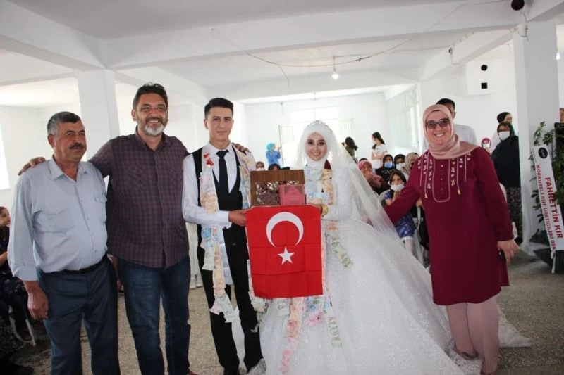 -Başkan İşlek’ten evlenen çiftlere “Kuran-ı Kerim ve Tük Bayrağı”
