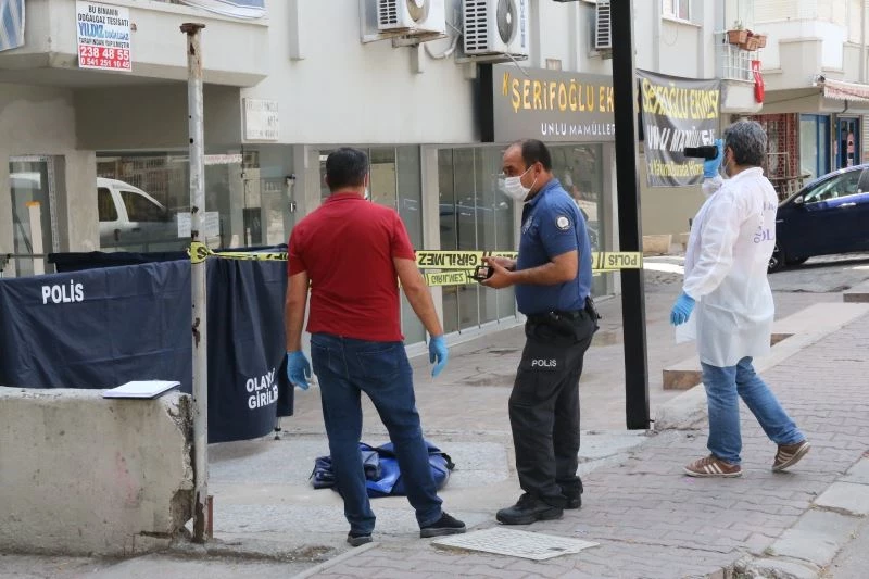 Gölgesine oturduğu bina önünde hayatını kaybetti
