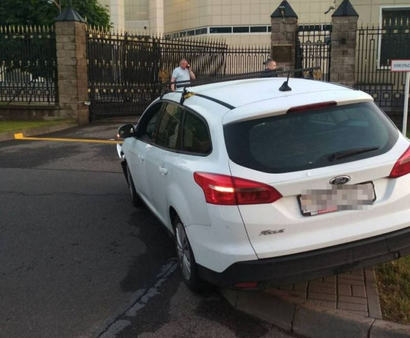 Belarus’ta bir araç Rus Büyükelçiliğinin girişine daldı
