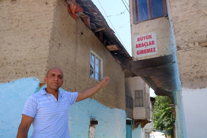 Kendisinden geriye astığı tabelalar kaldı
