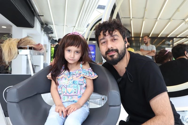 Kanser hastası minik bedenlerin kalplerine, ücretsiz ’peruk’ yaparak dokunuyor
