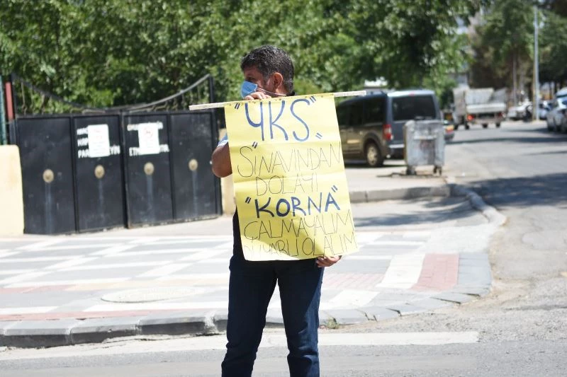 Öğrenciler rahatsız olmasın diye sınav boyunca pankartla sürücüleri uyardı
