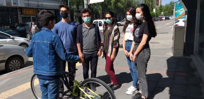 Küçük çocuğun bisiklet hayalini gerçekleştirdiler
