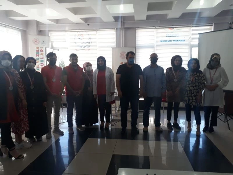 Palandöken Gençlik Merkezi’nden F Klavye kursu
