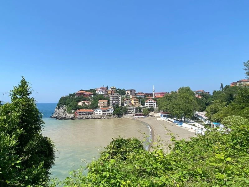 Şiddetli yağmur sonrası plaj çamur rengini aldı
