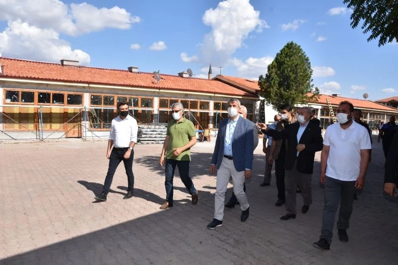 Vali Sezer “ Tesisimizde ürettiğimiz beton ve kilit parkelerle, köy yollarımızı düzenliyoruz”
