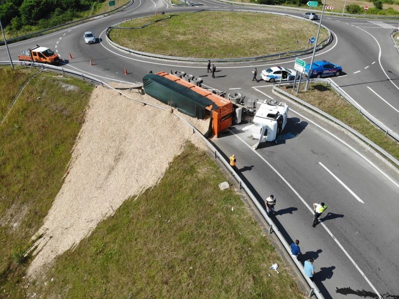 Virajı alamayan tır devrildi, sürücü içinde sıkıştı, talaşlar yola döküldü
