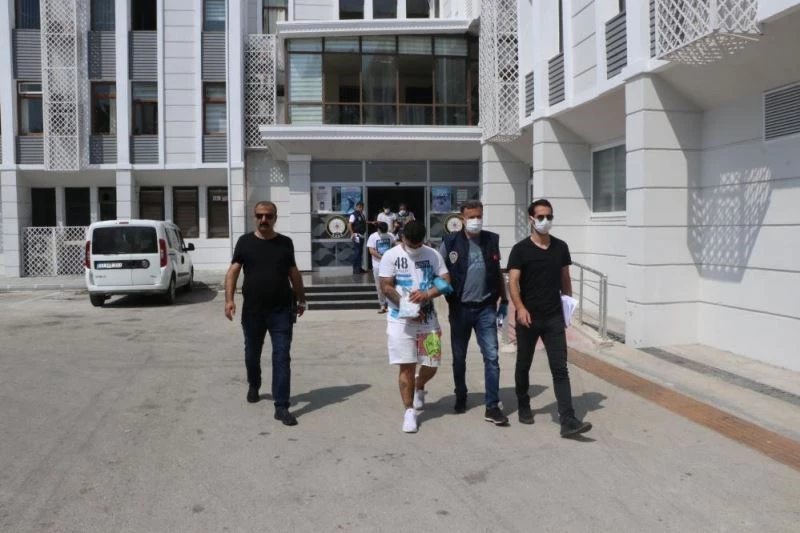 Taksi ile genci zorla kaçırmak isteyen 7 kişi tutuklandı
