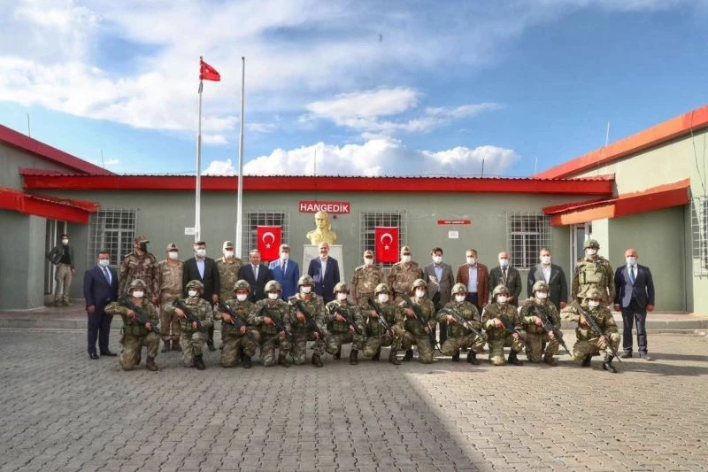 Bakan Soylu askerlerle bir araya geldi
