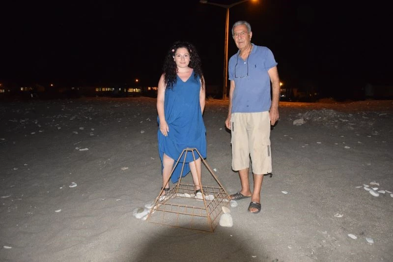 Sedef öğretmen ile emekli hakim Şahabettin amcanın caretta nöbeti
