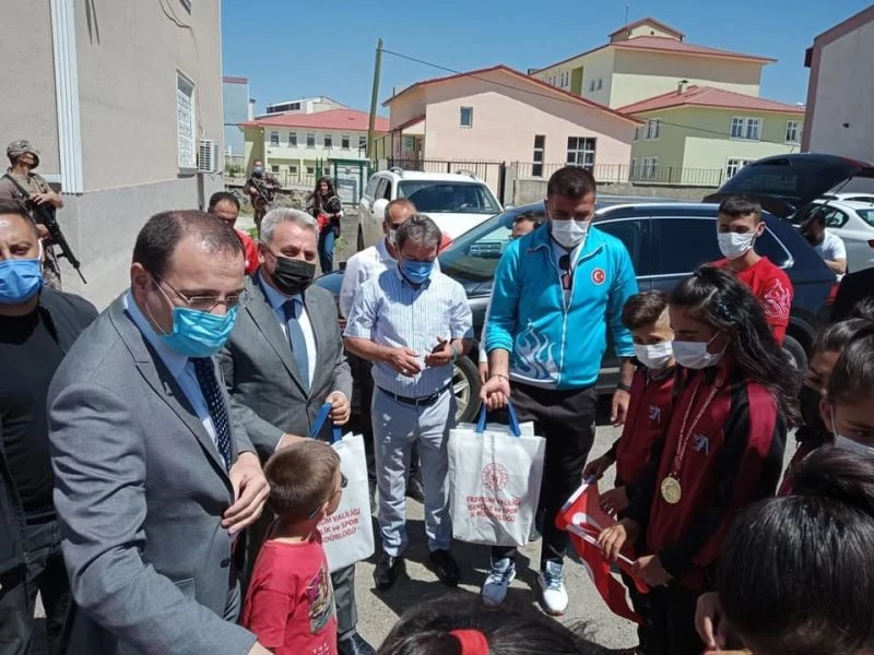 Karnaval havasında ödüllendirildiler
