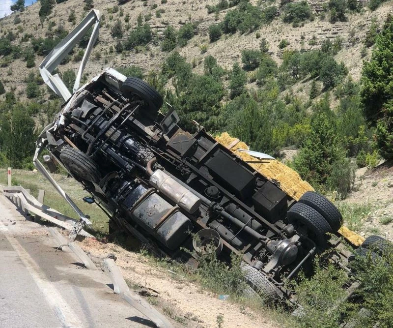 Nallıhan Mudurnu yolunda aman yüklü kamyon dereye uçtu: 1 yaralı
