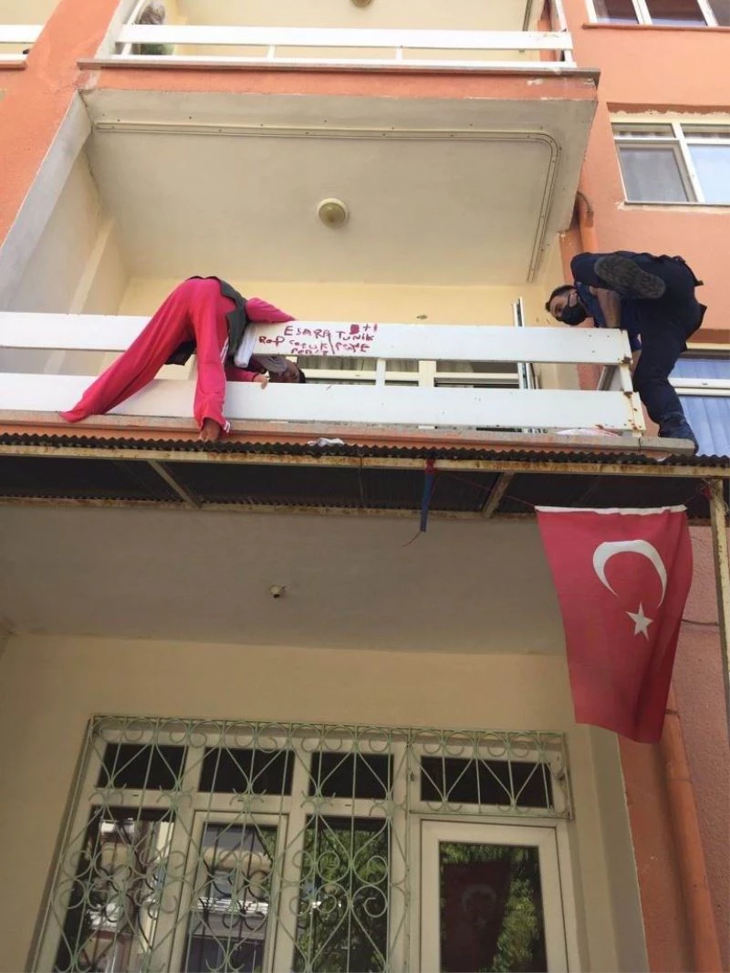 Balkondan düşmek üzere olan engelli genci polis kurtardı
