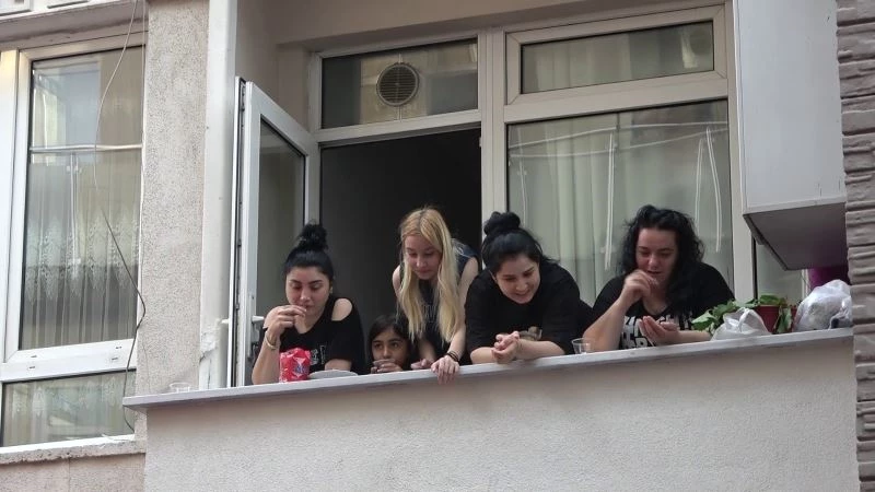 İnatçı yılan otomobilden çıkmadı
