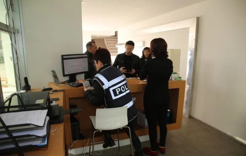 Evleri umuma açık hale getirerek oyun oynayan 18 kişiye ceza
