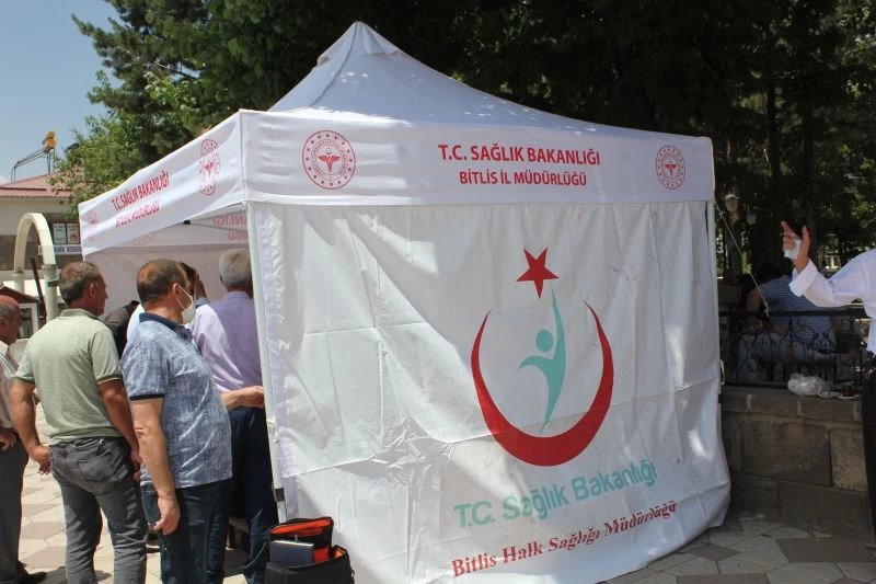 Güroymak’ta vatandaşlar kurulan stantta aşı oldu
