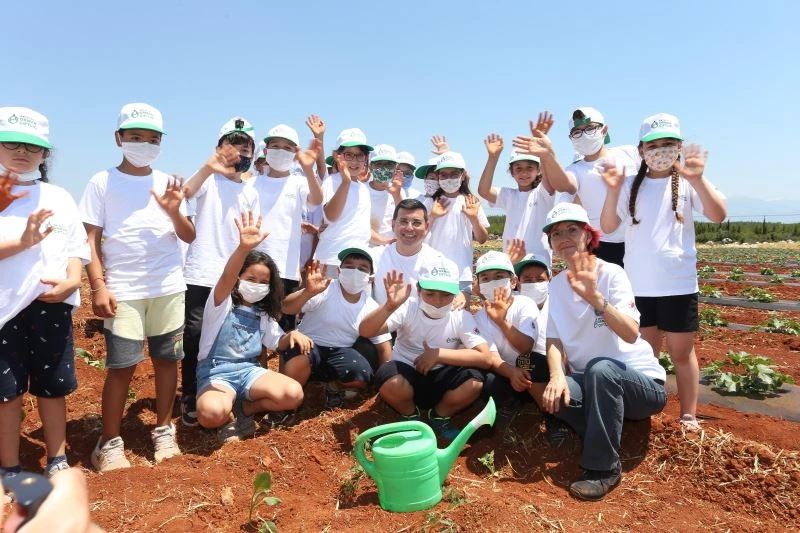 Kepezli çocuklar fideleri toprakla buluşturdu
