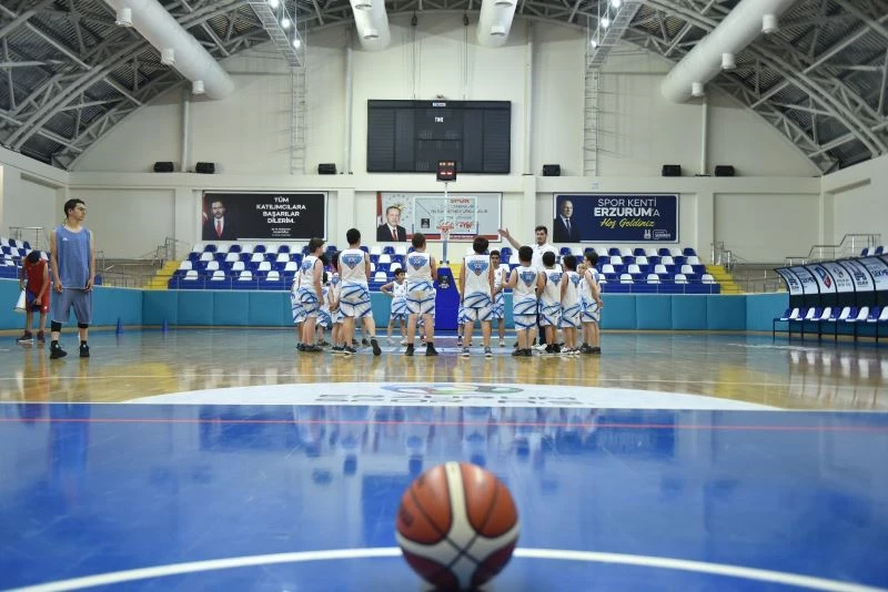 Geleceğin dev adamları parkede
