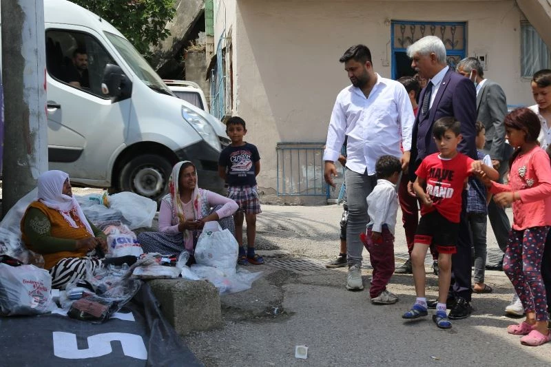 Roman mahallelerini tek tek gezip oy istiyor
