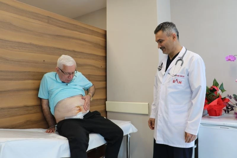 Kendini Türk hekimine emanet etti, 15 yıl süren karın ağrısı son buldu
