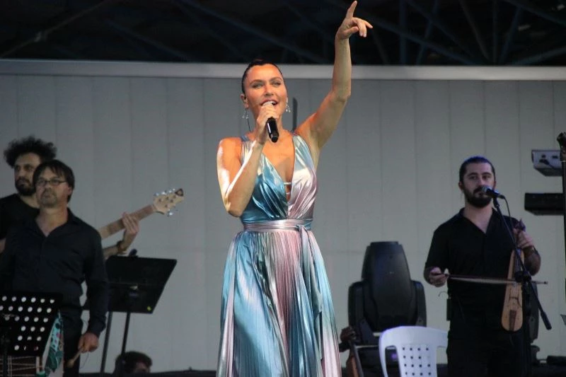 Şevval Sam en güzel türküleri ile İzmit’in kurtuluş coşkusuna ortak oldu
