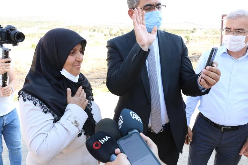 Bakan Pakdemirli tavukları telef olan kadın girişimciyi sevindirdi
