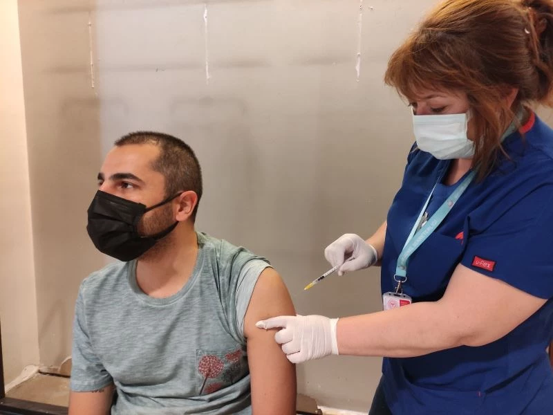 AVM’lerde alışveriş yapıp aşılarını oluyorlar
